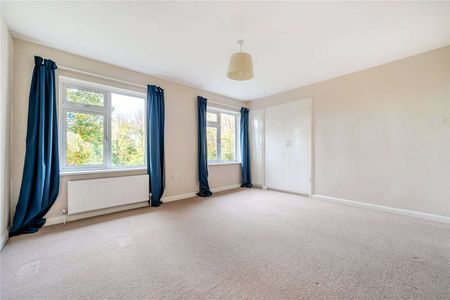 Five-bedroom family home in Netley Abbey. - Photo 4