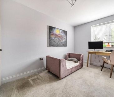 4 bedroom semi-detached house to rent - Photo 2