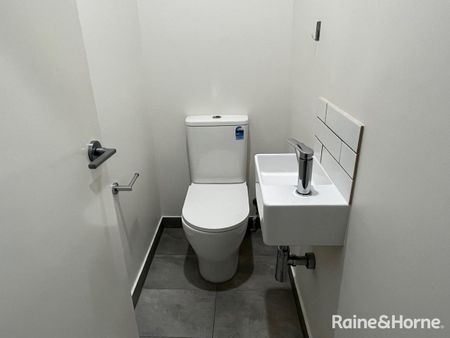 Modern 3 Bedroom 2 Bathroom Unit - Photo 5