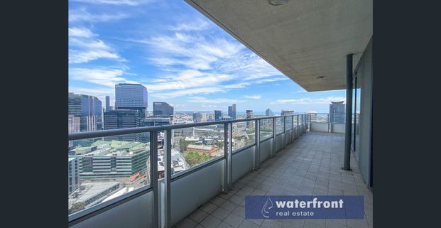 SPECTACULAR 3 BEDROOM WITH PANORAMOIC CITY AND HARBOUR VIEWS - Photo 1