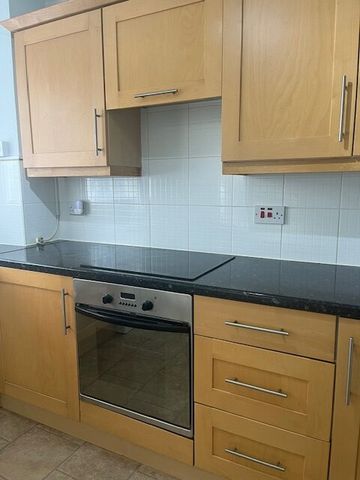 Comfortable one bed flat close to all amenities - Photo 3