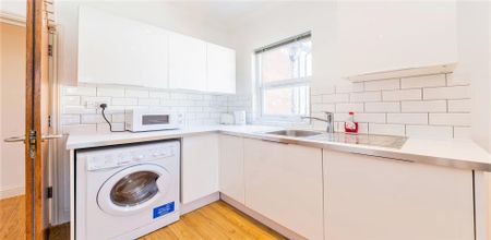 3 Bedroom, 2 bath, 1 reception Flat - Photo 2