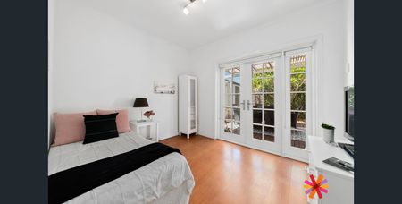 A STYLISH AND CONVENIENT UNIT IN COMO - Photo 3