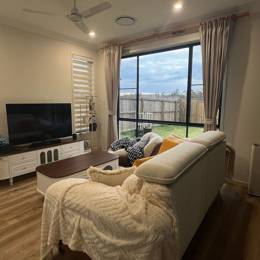 Upper Coomera - Photo 1