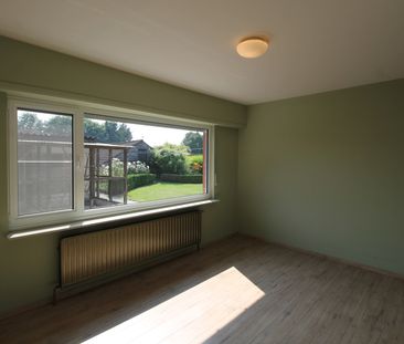 Ruime laagbouwwoning met 3 slaapkamers en zeer ruime tuin. - Photo 3