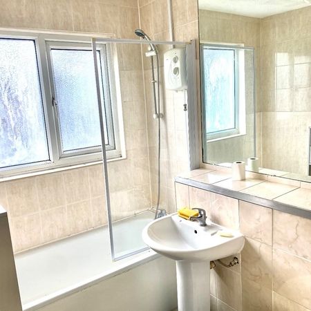 1 Bed Flat, Boultwood Road, E6 - Photo 4