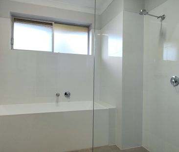 Close to transport, shops & Uni! - Photo 1