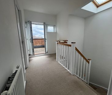 3 Bed House - Detached - Photo 4