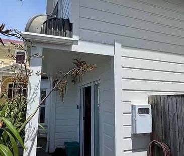 Modern 4BR Townhouse in Te Aro! - Photo 2