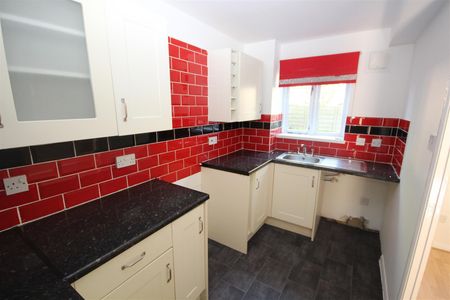 1 bedroom Terraced House to let - Photo 2