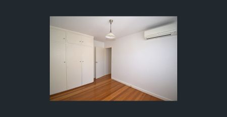 SPACIOUS TWO BEDROOM APARTMENT WITH COURTYARD - 6 MONTH LEASE ONLY - Photo 4