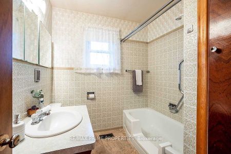 For Lease - 97 Elizabeth Crescent, Whitby, Ontario - Photo 2