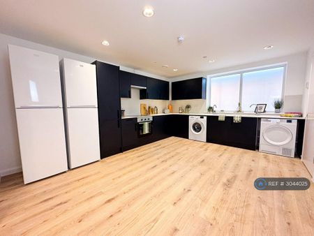 1 bedroom in a flat share to rent - Photo 4