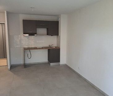 T2 AVEC LOGGIA ET PARKING COUVERT - Photo 3