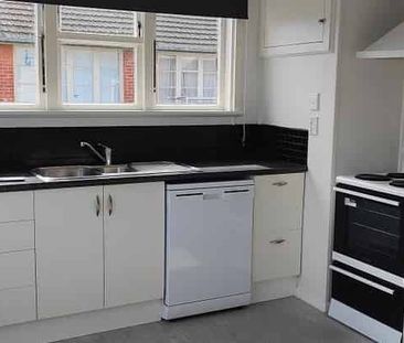 3BR Home in Marchwiel! Lawns included! - Photo 4