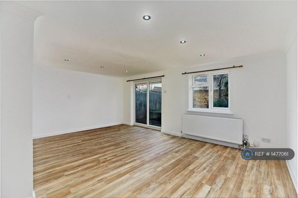 4 bedroom semi-detached house to rent - Photo 1