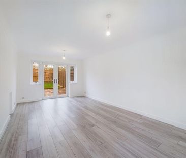 3 bedroom end of terrace house to rent - Photo 2