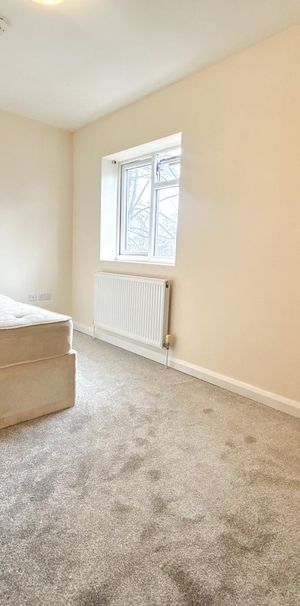 Double Room To Let - HP12 - Photo 1