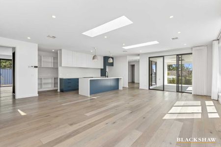 Modern Five Bedroom House In Prime Location - Photo 5