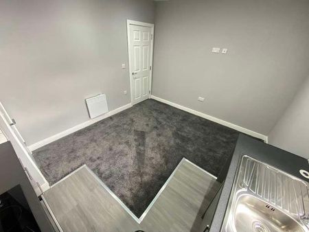 Flat B, Cross Green Crescent, Leeds, LS9 - Photo 2