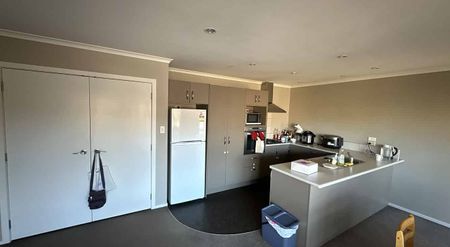 Modern 3-Bedroom Townhouse with Office - Photo 3