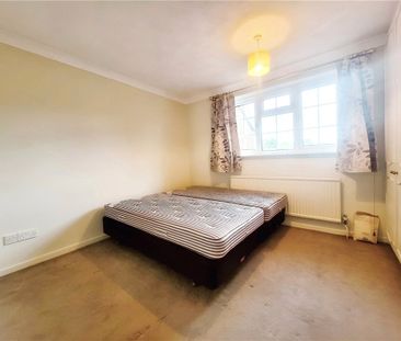 Englefield Green, Egham, Surrey, TW20 0EE - Photo 3