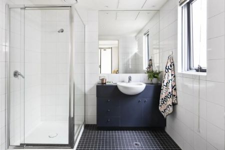 Substantial city-side living, seconds to Albert Park Lake - Photo 5