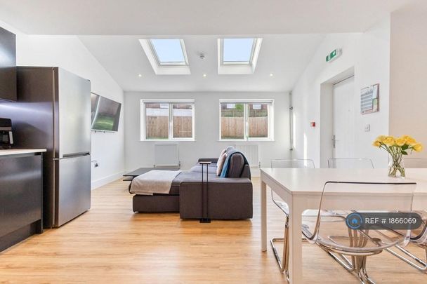 5 bedroom semi-detached house to rent - Photo 1