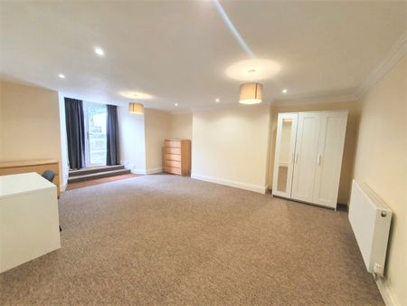 3 Bed Flat, Cotham, BS6 - Photo 2