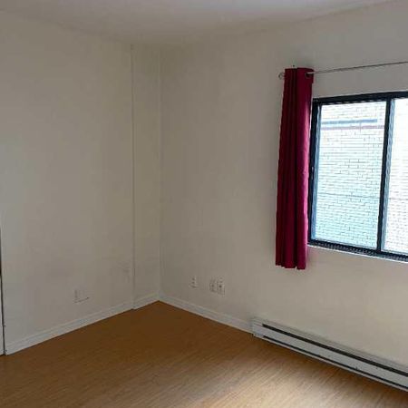 4-1/2 -90 secondes Métro du Parc / Université de Montréal Campus MIL - Photo 3