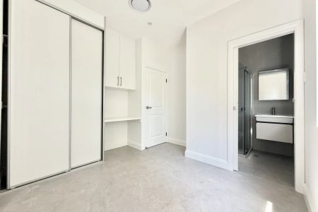 Contemporary Living in Ashfield Location - Photo 2