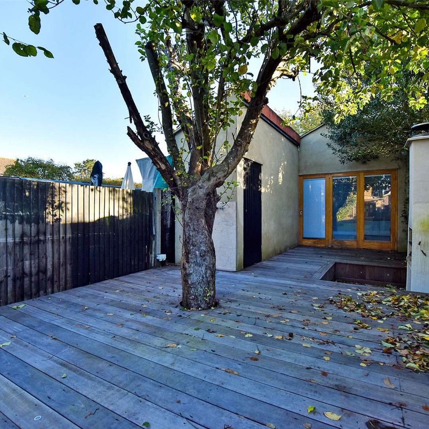 Short Let All Bills Included: A period property offering a stunning contemporary interior with garden studio and off-street parking. - Photo 1