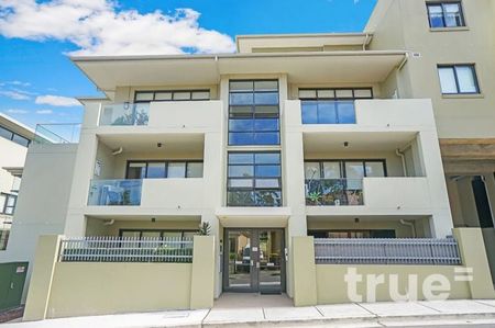 LIGHT-FILLED APARTMENT LOCATED IN THE HEART OF PETERSHAM - Photo 5