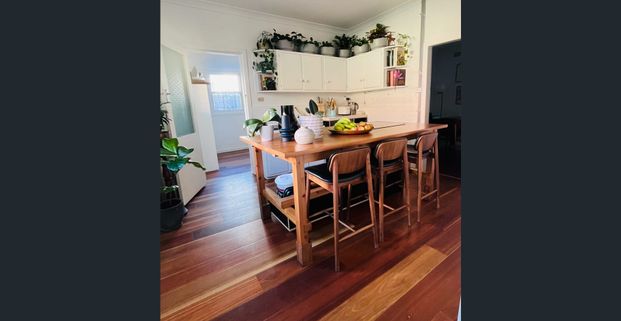 Light filled 2 bedroom free-standing cottage - Photo 1