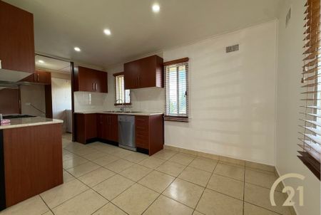 Spacious Home with Pool Moments from Liverpool CBD&excl; - Photo 3