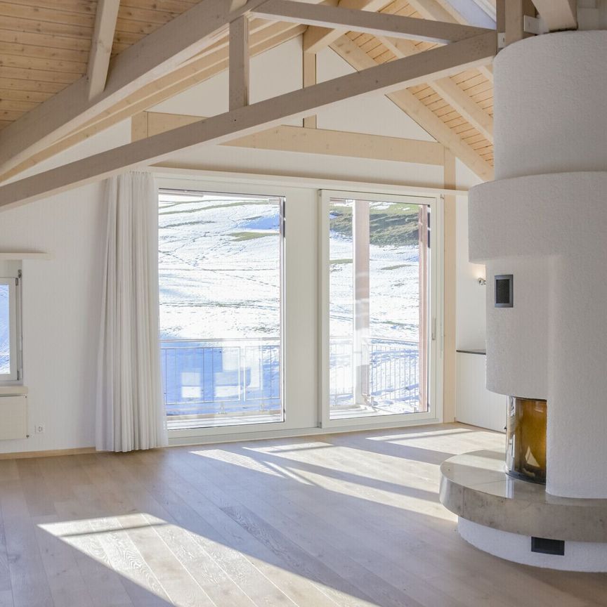Attic flooded with light with fireplace, exposed beams and a fantastic view of Degersheim - Foto 1
