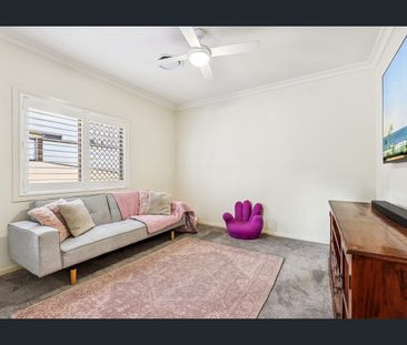 SECLUDED SANCTUARY IN THE HEART OF ROBINA: LUXURY LIVING WITH ULTIM... - Photo 3