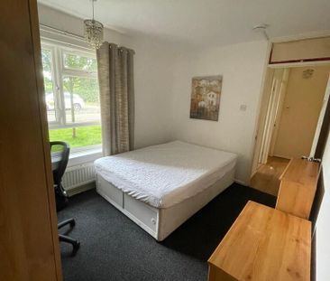 3 bedroom flat to rent - Photo 4