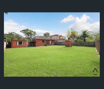 Bright & Modern 2-Bedroom Home with Spacious Yard - Photo 6