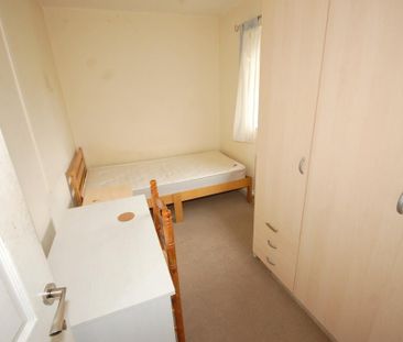 3 bedroom end of terrace house to rent - Photo 2