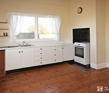 Character home on 1 acre! - Photo 6