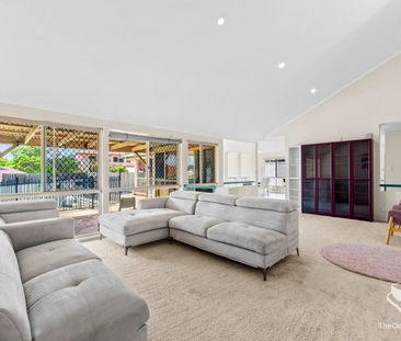 Perfect Family Living in Quiet Street - Photo 3