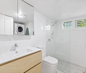 Beautifully updated apartment with 2 spacious bedrooms - Photo 2