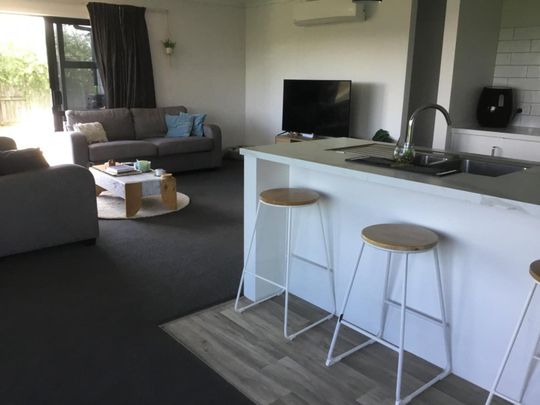 Modern family home - Photo 1