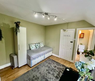 Bedsit, Lynton Road, W3 - Photo 1