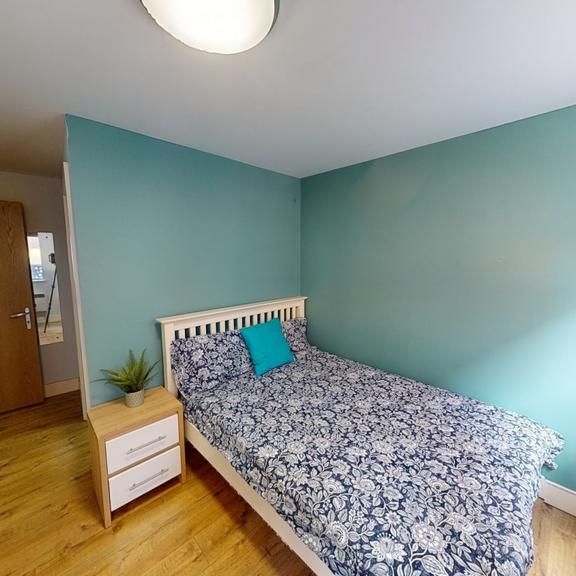 4 bedroom flat to rent - Photo 1