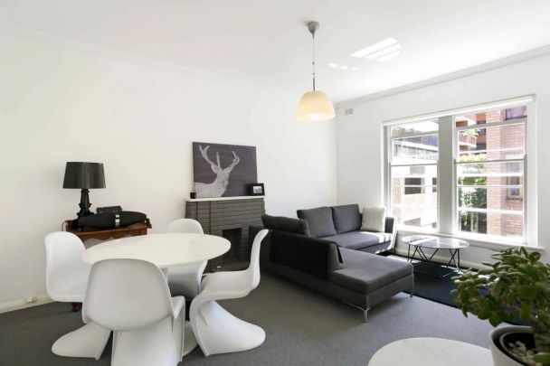 Top-Floor Art Deco Gem in Premier Harbourside Pocket - Photo 1