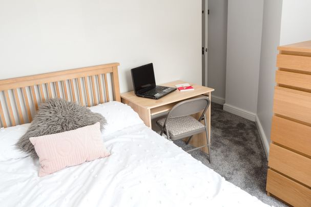 6 Bed End Terrace, Rosedale Road, S11 - Photo 1