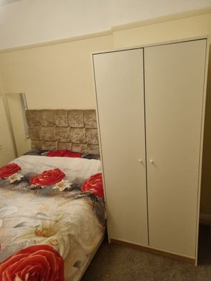 Room in a Shared Flat, Garratt Lane, SW17 - Photo 1