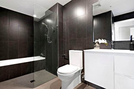 Luxury & C. B.D Located 3-Bedroom Apartment with Stunning City & District Views - Photo 3